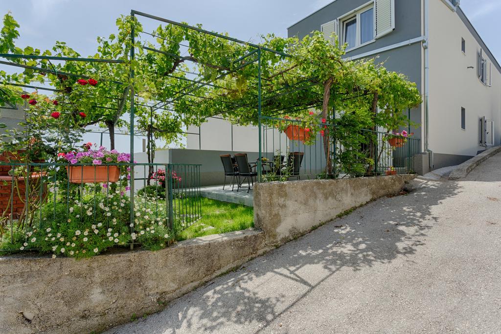 Apartments Lidija - Sea View Apartment With Exclusive Right Of Using Hot Tub Or Split Level Apartment With Exclusive Right Of Using Pool ポドストラナ エクステリア 写真